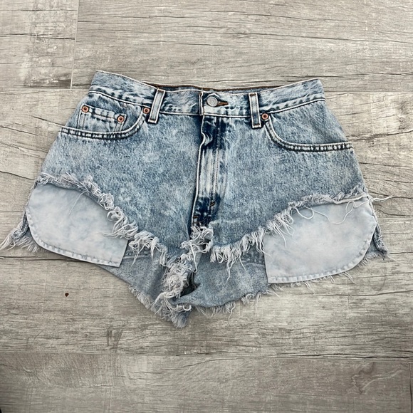 Levi’s Women’s 550 High Rise Cutoffs Shorts Size: 10 Color: Blue Acid Wash - Picture 2 of 9